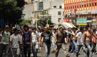 Despois das protestas uigures, centos de persoas da etnia Han sa&iacute;ron &aacute;s r&uacute;as armadas con paus e barras de ferro / Imaxe: BBC