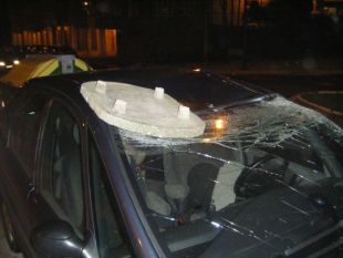 Unha imaxe tomada polo polic&iacute;a local de Culleredo, na que aparece un veh&iacute;culo sobre o que caeu parte dunha cheminea