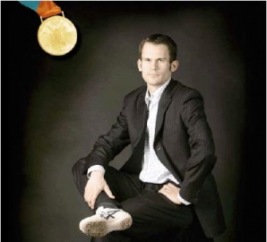 Stefan Holm, co calzado de saltar e unha s&uacute;a medalla de ouro