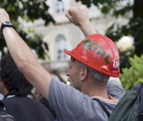 Os operarios concentr&aacute;ronse en San Caetano, pedindo unha participaci&oacute;n m&aacute;is activa da Xunta no conflito / Imaxe: Xela Rodr&iacute;guez