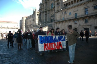 Momento no que a manifestaci&oacute;n chegaba &aacute;s portas do reitorado, na Praza do Obradoiro