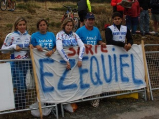 Familiares e amigos de Mosquera, animando ao seu favorito, na pasada edici&oacute;n da 'Vuelta'