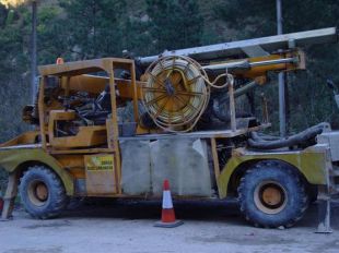 Unha m&aacute;quina nas obras, a pasada semana / Imaxe: Adega