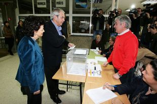 Emilio P&eacute;rez Touri&ntilde;o, votando en Compostela na ma&ntilde;&aacute; do domingo