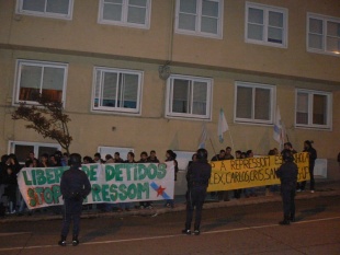 A concentraci&oacute;n en solidariedade cos detidos despois da manifestaci&oacute;n