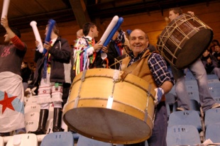 No partido de 2006, contra Ecuador na Coru&ntilde;a. O ambiente das bancadas / Imaxes: C&eacute;sar Galdo