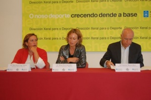 Un momento da presentaci&oacute;n de 'O noso baloncesto integra' con Mar&iacute;a Xes&uacute;s Lago, Marta Souto e Francisco Mart&iacute;n