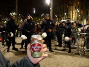 A polic&iacute;a local interv&eacute;n nun botell&oacute;n / Flickr: orianomada