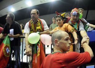 A afecci&oacute;n portuguesa, acompa&ntilde;ando o seu equipo no partido contra Francia