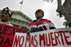 Ind&iacute;xenas peruanos pedindo o cese dos enfrontamentos cos madeireiros polas terras