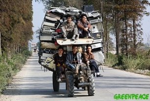 4 mil toneladas de e-residuos t&oacute;xicos van ao lixo cada hora. Na imaxe, carretaxe de e-refugallos en Guandong (China) / Foto: Greenpeace