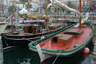 O Nueva Sof&iacute;a e outros barcos fondeando nos pantal&aacute;ns do porto de Curuxeiras, en Ferrol