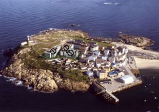 A pen&iacute;nsula, de novo, e marcados con tres c&iacute;rculos negros os dese&ntilde;os dos edificios que se proxectan constru&iacute;r