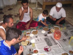 O iftar, ao acabar o d&iacute;a, &eacute; a hora na que se rompe o xax&uacute;n / Foto: Moncho Iglesias (clique para ampliar)