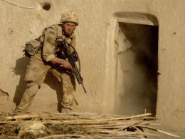 Un soldado brit&aacute;nico &aacute;s portas dunha casa da vila afgana de Barikju