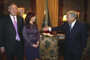 Dominique Strauss-Kahn, o presidente N&eacute;stor Kirchner e a s&uacute;a dona, a senadora Cristina Fern&aacute;ndez.