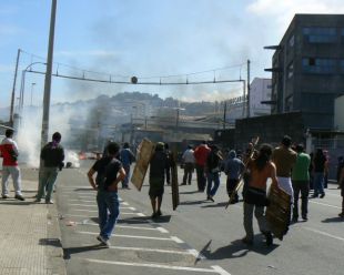 Facendo unha barricada na zona de Barreras, onde se trasladaron os operarios, seguidos pola polic&iacute;a / Imaxe: Z&eacute;lia Garcia