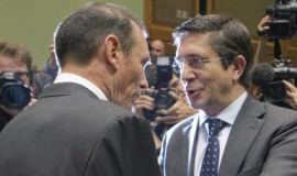 Ibarretxe e L&oacute;pez, saud&aacute;ndose &aacute; chegada ao Parlamento vasco