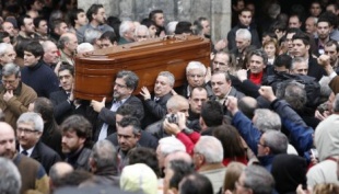 Compa&ntilde;eiros do PSE portan o cadaleito de Isa&iacute;as Carrasco tras o funeral
