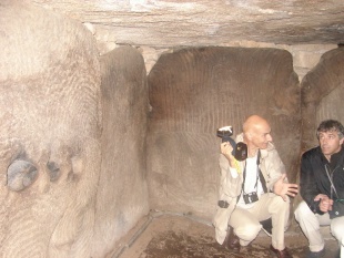Charles-Tanguy Le Rux explicando no interior do cairn de Gavriniz / Foto: X. M&ordf; Lema
