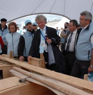 O alcalde de Brest, Fran&ccedil;ois Cuillandre, observa, xunto con Souto, o obradoiro de construci&oacute;n de dornas