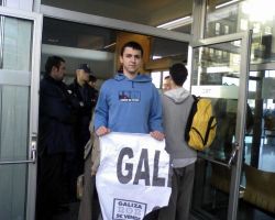 Un activista d'A R&iacute;a non se Vende amosa a pancarta rota durante o desaloxo do pasado 13 de novembro, en Vigo