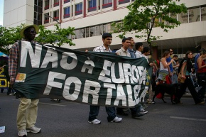 Manifestacion contra esta directiva. Na faixa p&oacute;dese ler "Non &aacute; Europa fortaleza" / Flickr: agualva