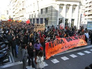 Unha das grandes manifestaci&oacute;n contra Bolo&ntilde;a, en Barcelona / Flickr: 6-m