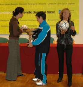 &Aacute;nxela Bugallo, a capit&aacute; da selecci&oacute;n, Sonia Pacios, e Marta Souto coa copa e o bal&oacute;n do Mundial
