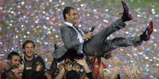 O adestrador do Bar&ccedil;a, Josep Guardiola, polo aire, nunha celebraci&oacute;n