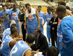 Paco Garc&iacute;a dando instrucci&oacute;ns aos seus xogadores