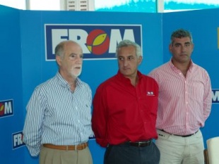Sanmamed &aacute; esquerda con JC Mart&iacute;n e Valledor, o presidente da Federaci&oacute;n Galega &aacute; dereita
