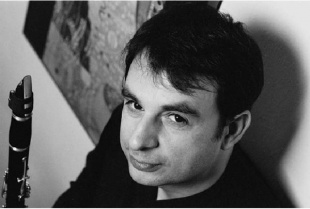 Jos&eacute; Luis Estell&eacute;s, clarinetista e director de Cameralia. Foto da web www.joseluisestelles.com