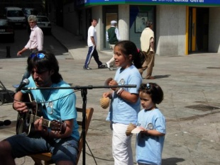 Javi Maneiro &aacute; guitarra, Cristina e Alba &aacute;s cunchas