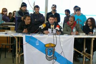 Fran Rodr&iacute;guez le o texto que se pode consultar ao p&eacute; da informaci&oacute;n (clique para ampliar)