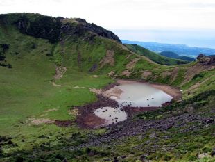 Imaxe das lagoas en cr&aacute;teres da Illa de Jeju, onde est&aacute; adestrando o ferrol&aacute;n