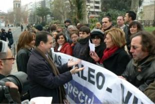 Amelia Vila entreg&aacute;ndolle as demandas dos traballadores a Abel Caballero, alcalde de Vigo (PSdeG)