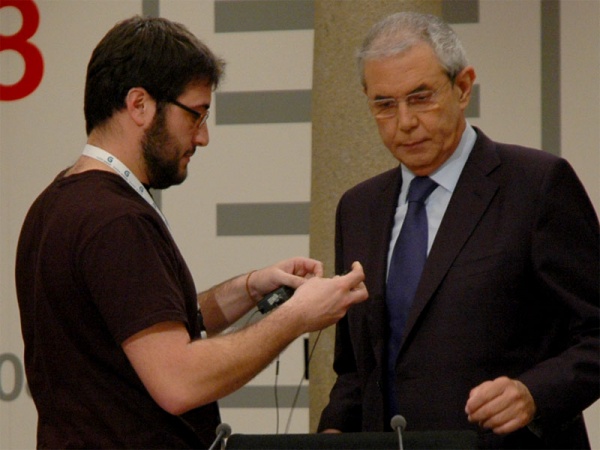 Touri&ntilde;o tomando posici&oacute;n na parte dereita da mesa