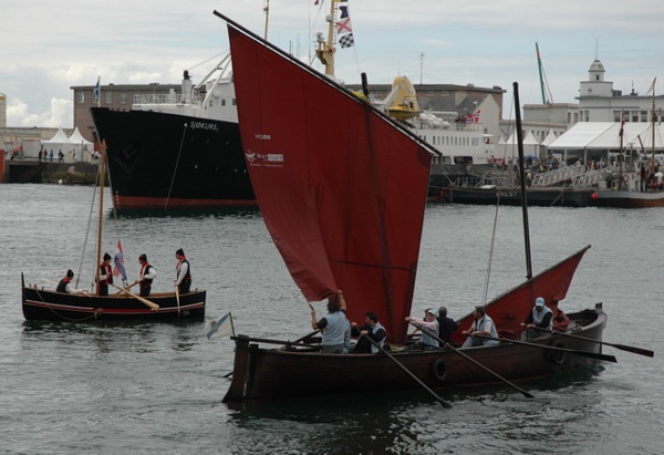 Barcos galego (en primeiro plano) e croata detr&aacute;s