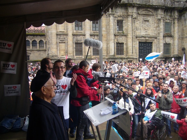 Manifestaci&oacute;n polo dereito a vivirmos en galego