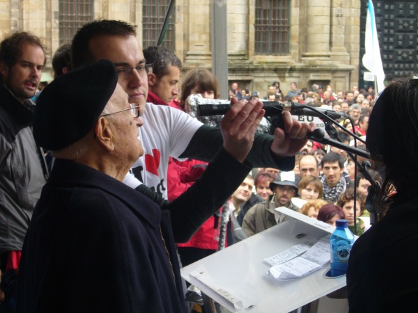 Manifestaci&oacute;n polo dereito a vivirmos en galego