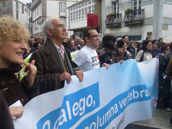 Manifestaci&oacute;n polo dereito a vivirmos en galego